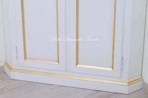 Armadietto ad angolo 2 ante in legno massello finitura bianco e foglia oro